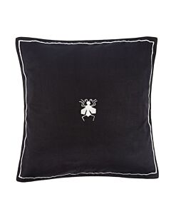 Schwarzes Kissen mit Stehsaum und weißer Sticknaht. Weiße Stickerei in der Mitte mit einer stilisierten Biene.