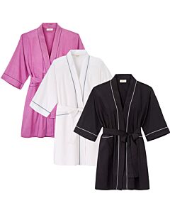 Kimono in drei verschiedenen Farben: Pink, weiß und schwarz.