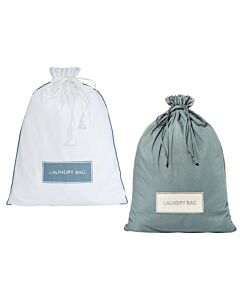 zwei Wäschebeutel mit Kordelzug, links in Weiß mit blauem beschrifteten Aufnäher, rechts in Grau mit weißem beschrifteten  Aufnäher