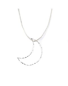 silberne Kette mit einem Halbmond-Anhänger