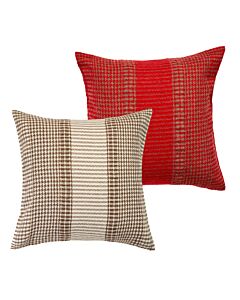 zwei karierte Alpaka Kissen, das vordere in braun, das hintere in rot