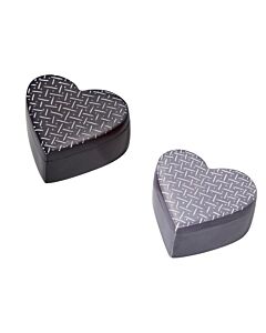 zwei geschlossene Dosen in Herzform in hellgrau und in schwarz mit Muster