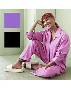 zweiteiliger lila  Schlafanzug, das Oberteil ist durchgängig geknöpft und hat eine Brusttasche