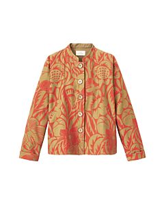 zugeknöpfte hellbraune Kurzjacke mit orangefarbigem Blumenmuster