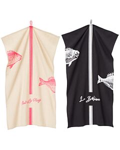 zwei Küchenhandtücher, links in weiß-pink, rechts in schwarz-Weiß, beider mit Fischdruckmotiv