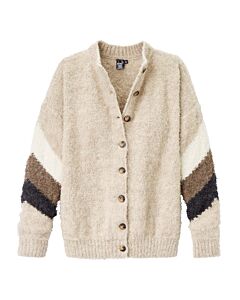 Hellbraune Strickjacke mit weißem, dunkel- und hellbraunem Zick-Zack-Muster an den Ärmeln.