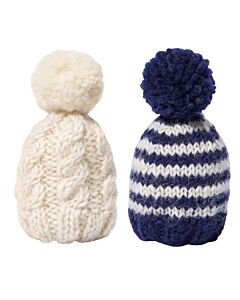 zwei Pudelmützen, links in Beige, rechts in Blaugestreift