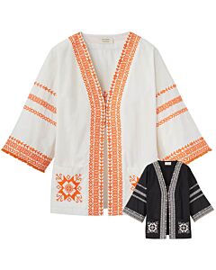 Frau trägt eine weiße Blusenjacke mit orangefarbener Stickerei, rechts unten ist die gleiche Bluse in Schwarz mit weißer Stickerei abgebiildet