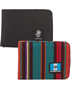 zwei Geldbörsen, die hintere Geldbörse ist schwarz, die vordere ist bund gestreift, beide haben ein Stofflabel 