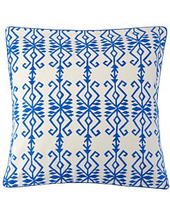 Weißer Kissenbezug mit einem geometrischen blauem Muster.