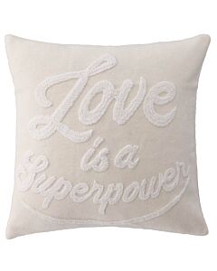 Wollweiße Kissenhülle mit  wollweißem Schriftzug.