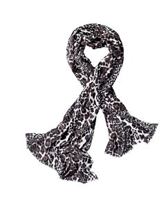 Schal mit Leopardenprint drapiert.