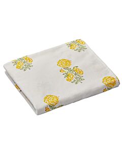 Kleine Tischdecke mit gelben Rosen, gelegt.