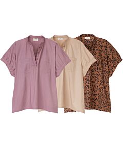 3 Blusen, nebeneinander in aubergoine, sand und Leoprint.