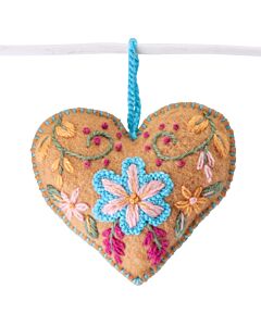 Bestickter Deko Anhänger in Herzform an einem Ast hängend.