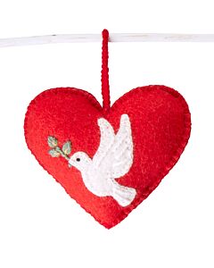 Deko-Anhänger an einem Ast hängend.