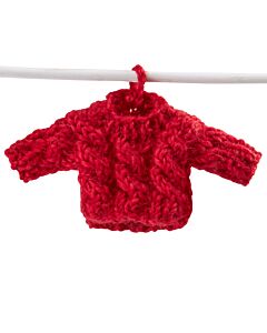 Anhänger in Form eines kleinem Pullovers an einem Ast hängend.