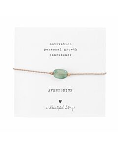 Armband aus goldfarbender Kordel mit grünem Edelstein Aventurin auf Karte, darüber steht "Motivation, personal growth" und "confidence". Darunter der Name des Steins: Aventurine, ein Herzchen und "A Beautiful Story"