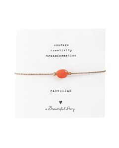 Zartes Armband aus goldfarbender Kordel mit Karneol Edelstein auf Grußkarte. Oben stehen die zugesprochenen Eingenschaften " Courage, Creativity, Transformation" Darunter steht "Carnelian", ein Herzchen und "A beautiful Story"
