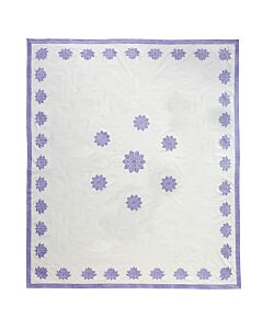 Naturfarbenes Tuch mit Lotusblütenprint am Rand und in der Mitte.