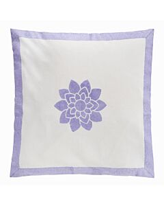 Quadratisches Kissen in Offwhite mit einem mittig platzierten Lotusblüten-Motiv.