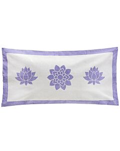 Längliches, rechteckiges Kissen in offwhite mit drei fliederfarbenden Lotusblüten.