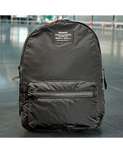 schwarzer Rucksack mit kleinem Hersteller-Label  und einem Extra Fach mit Reißverschluss