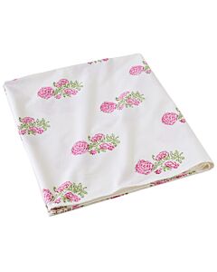 Zusammengelegte weiße Tischdecke mit rosarotem Rosenprint.